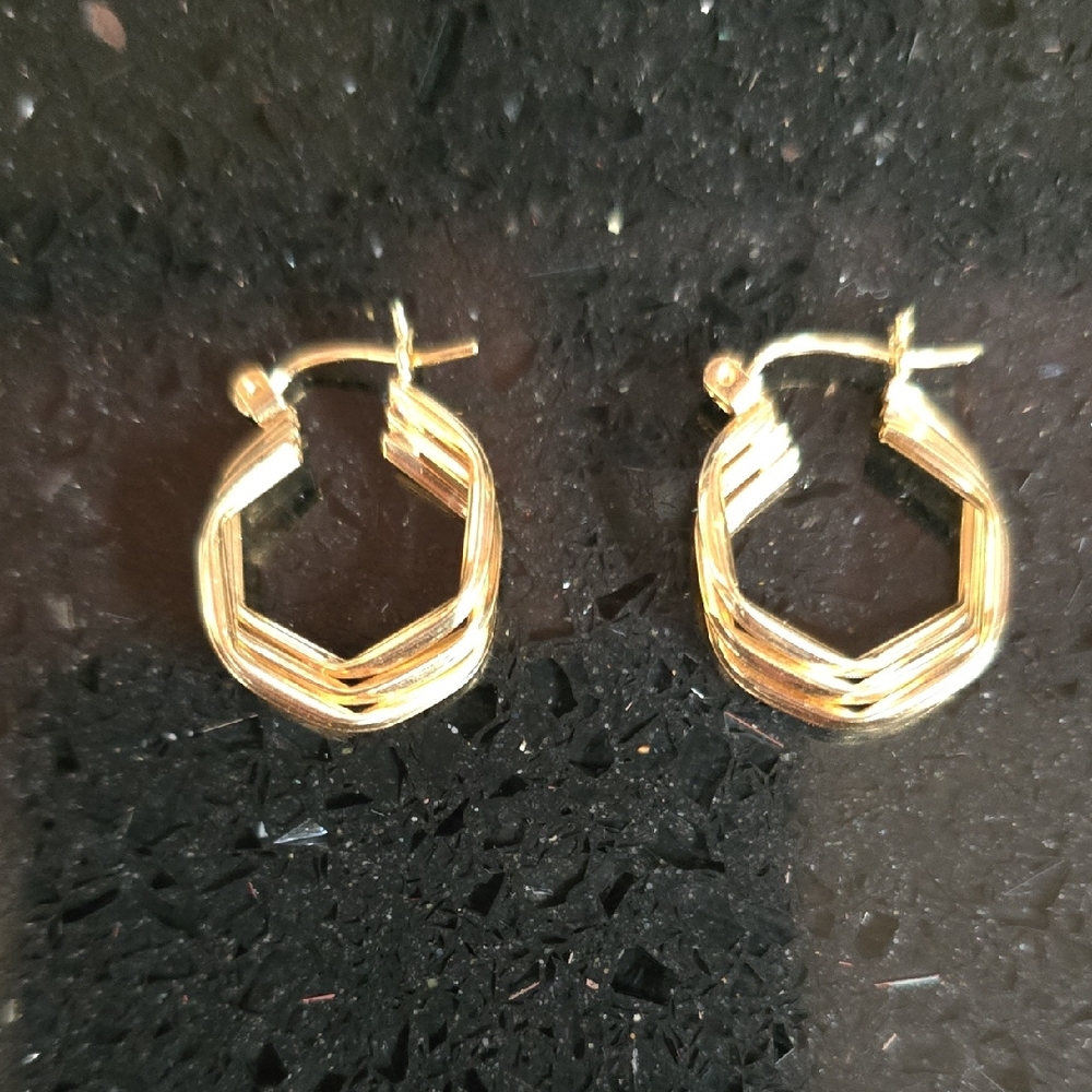 FIRM. HOST PICK. Like New. Vintage. Elegant 14k Gold Triple Hoop Earrings - Picture 3 of 8